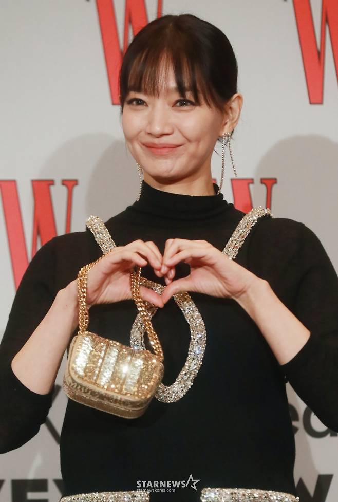 배우 신민아가 24일 오후 서울 포시즌스호텔에서 진행된 제18회 유방암 인식 향상 캠페인 'W Korea'에 참석해 포즈를 취하고 있다. /2023.11.24 /사진=이동훈