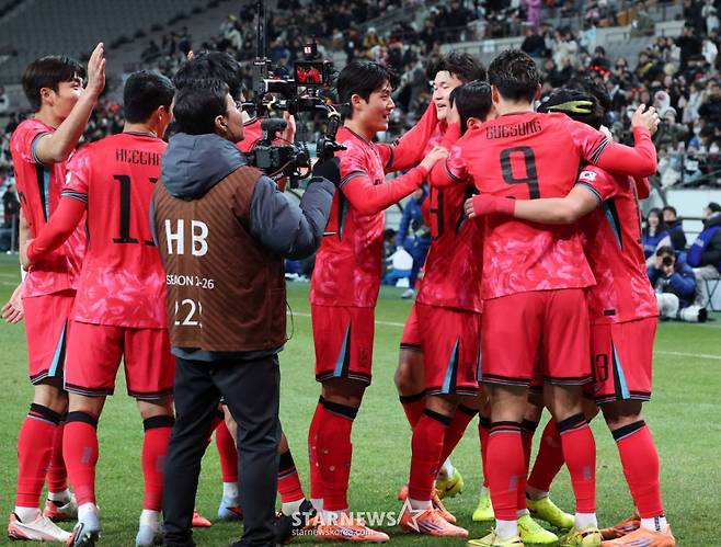 축구 국가대표 A매치 친선경기 대한민국과 가나의 경기가 18일 서울월드컵경기장애서 열렸다. 한국 이태석이 헤더슛으로 첫 골을 터뜨린 후 동료들과 기뻐하고 있다. /사진=김진경 kim.jinkyung@
