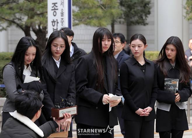 어도어가 뉴진스(NJZ) 멤버들을 상대로 제기한 '기획사 지위보전 및 광고계약 체결 등 금지 가처분' 첫 심문기일이 7일 오전 서울 서초구 중앙지방법원에서 열린 가운데 걸그룹 뉴진스가 입장을 밝히고 있다. 2025.03.07 /사진=김창현 chmt@