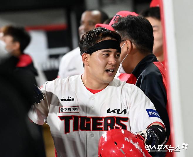 12일 오후 광주-기아 챔피언스 필드에서 열린 ’2022 신한은행 SOL KBO리그’ 롯데 자이언츠와 KIA 타이거즈의 경기, 8회말 2사 1,2루 KIA 한승택이 고종욱의 2타점 2루타때 득점에 성공한 후 더그아웃에서 하이파이브를 하고 있다. 엑스포츠뉴스 DB