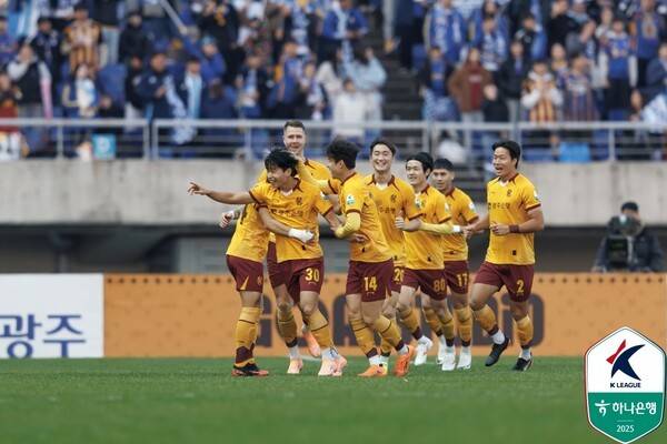 광주FC 선수단이 22일 광주월드컵경기장에서 치러진 울산HD와의 하나은행 K리그1 2025 37라운드 경기에서 득점 후 기뻐하고 있다. /사진=한국프로축구연맹