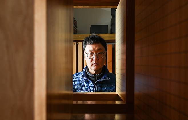 신동관 본부장이 바둑판 저장소에서 바둑판을 살펴보고 있다. 완성된 바둑판은 작은 흠집이라도 생기지 않도록 체계적으로 보관한다. 신 본부장은 "돌을 놓는 순간 새 상품으로서의 값어치가 떨어진다"고 밝혔다.