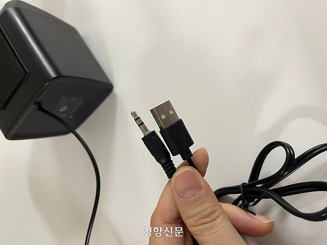 사용 제품 및 특징 = 인켈 2채널 유선 패브릭 스피커. 양쪽 5W 출력, 볼륨 컨트롤 박스 탑재. USB 전원, AUX 유선(3.5㎜ 잭) 연결 방식