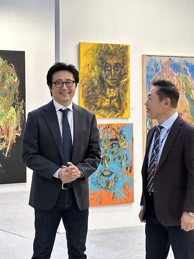 작품을 설명하고 있는 박신양 작가와 전시장을 찾은 정광훈 인천아트쇼 조직위원회 이사장 / 사진=권효정 여행+ 기자