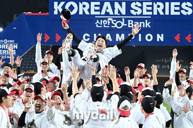 31일 대전 한화생명 볼파크 야구장에서 열린 LG 트윈스의 '2025 신한 SOL 뱅크 KBO 한국시리즈 우승 시상식. 주장 박해민이 동료들에게 헹가래를 받고 있다./마이데일리