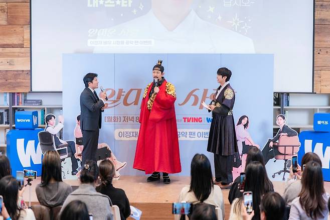 22일 서울 명동에서 열린 팬 이벤트에 참석한 배우 이정재. 사진 tvN