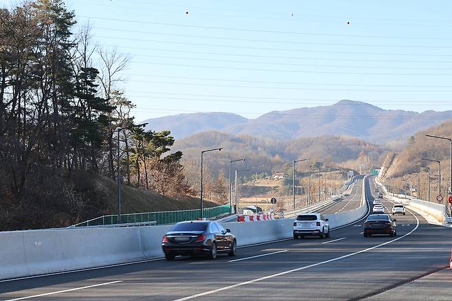 ▲ 21일 충청내륙고속화도로를 차량들이 달리고 있다. 이 도로는 지난 18일 개통했다. 사진=김진로 기자