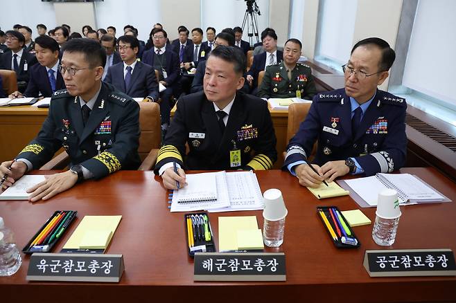 김규하(왼쪽부터) 육군참모총장, 강동길 해군참모총장, 손석락 공군참모총장이 30일 오전 서울 여의도 국회 국방위원회에서 열린 국방부에 대한 종합감사에 출석해 있다./뉴시스