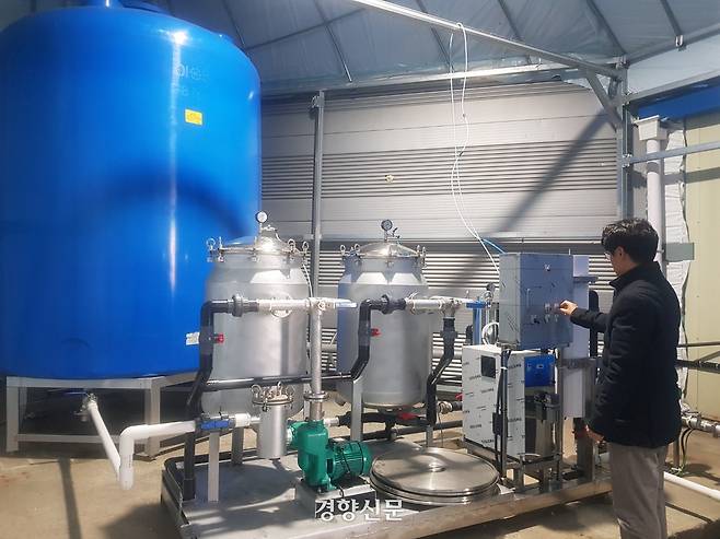 지난 19일 오후 강원 홍천군 남면에 있는 영농조합법인 뫼내뜰의 김치 공장에서 한 직원이 ‘절임 염수 재활용 설비’를 살펴보고 있다. 최승현 기자