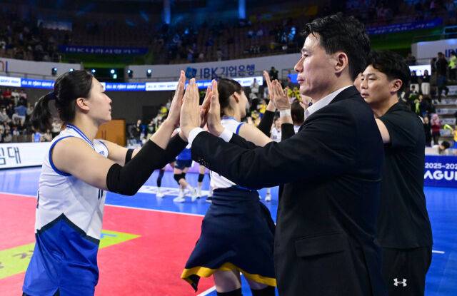 강성형 감독이 승리 후 선수들과 하이파이브를 하고 있다 / 한국배구연맹(KOVO)