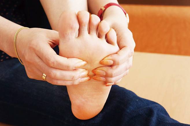 손으로 누를 때 자국이 천천히 돌아오거나 잘 눌러지지 않는 부종은 진료가 필요하다. ⓒ시사저널 우태윤