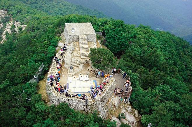 인천 강화군 마니산 참성단. 33개 계단을 오르면 높이 6m 크기의 돌들로 이뤄진 제단이 보인다. 강화군 제공