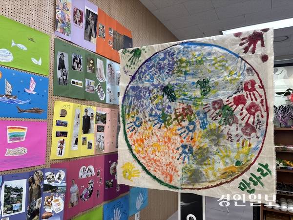 경기도내 한 시군노인상담센터의 노인층을 대상으로 미술활동 등을 활용해 집단상담을 진행했다. 2025.11.21 /이영지기자 bbangzi@kyeongin.com