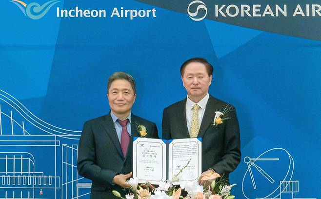 ▲24일 이학재 인천공항공사 사장이 우기홍 대한항공 부회장과 첨단복합항공단지에 '항공기 중정비 전문시설 구축' 실시협약을 체결했다. 사진제공=인천공항공사