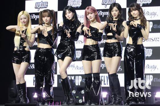 그룹 트리플에스 neptune 멤버 윤서연, 김나경, 서다현, 코토네, 니엔, 서아가 24일 오후 서울 용산구 블루스퀘어 SOL트래블홀에서 열린 새로운 앨범 'Beyond Beauty' 쇼케이스 무대에 올라 포토타임을 갖고 있다. 박세완 엔터뉴스팀 기자 park.sewan@jtbc.co.kr