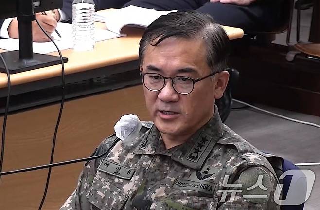 여인형 전 국군방첩사령관이 24일 서울 서초구 서울중앙지법에서 열린 윤석열 전 대통령의 내란 우두머리 혐의 재판에 증인으로 출석해 발언하고 있다. (서울중앙지법 제공. 재판매 및 DB 금지) 2025.11.24/뉴스1