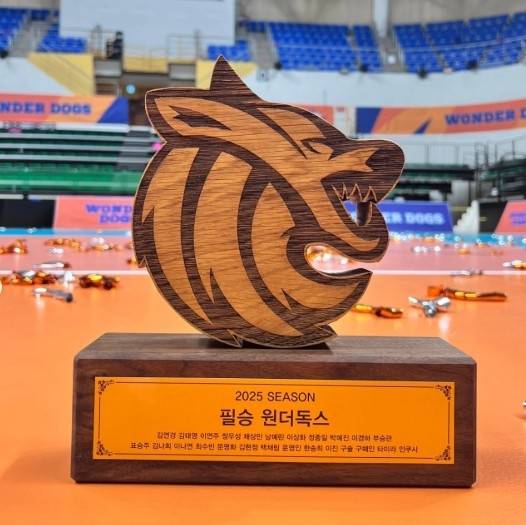 팀 언더독스 기념패 사진 | MBC ‘신인감독 김연경