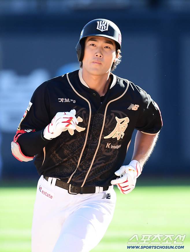 21일 수원 케이티위즈파크에서 열린 KT와 삼성의 경기. 7회말 KT 장진혁이 삼성 임창민을 상대로 솔로홈런을 날렸다. 그라운드를 돌고 있는 장진혁. 수원=송정헌 기자songs@sportschosun.com/2025.09.21/