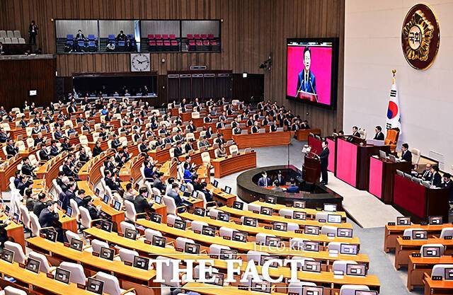 낙태죄가 비범죄화된 이후에도 여성들이 여전히 위험한 선택에 노출된 현실은 후속 입법 책임이 있는 국회가 제 역할을 하지 못한 데서 비롯됐다. 사진은 이재명 대통령이 국회 본회의장에서 2026년도 예산안 관련 시정연설을 하는 모습으로 기사와 무관함. /배정한 기자