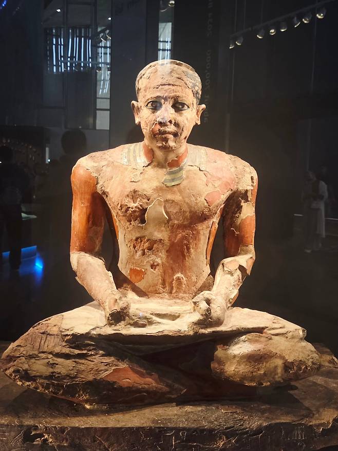 이집트 제5왕조 서기관 감독관을 맡았던 미트리의 조각상. 무릎 위에 파피루스 두루마리를 펼치고 앉아 있다. /허윤희 기자