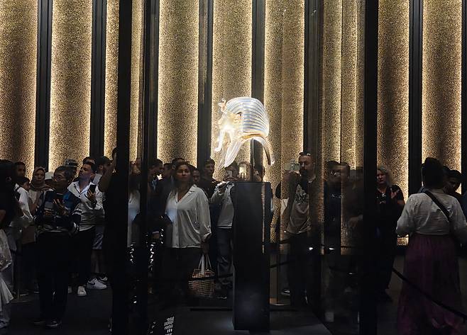 유리 진열장 속에 전시된 투탕카멘 황금 마스크 옆모습. /허윤희 기자