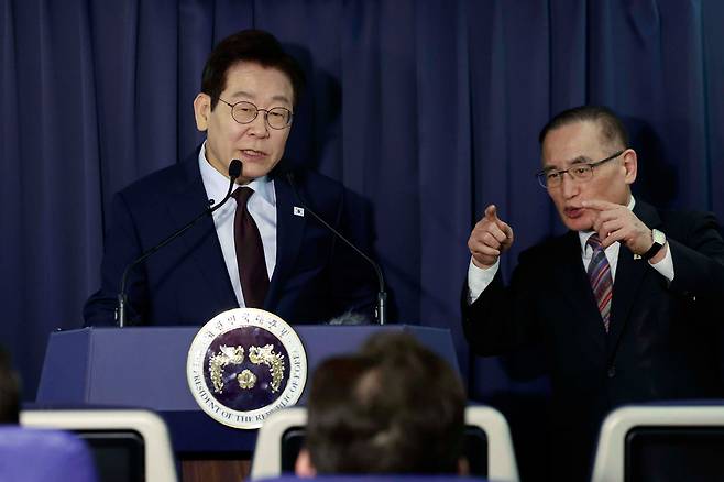 이재명 대통령이 23일(현지 시각) G20 정상회의 일정을 마치고 남아프리카공화국에서 다음 방문지인 튀르키예로 향하는 공군 1호기에서 기내 간담회를 하고 있다. 오른쪽은 위성락 대통령실 국가안보실장./연합뉴스