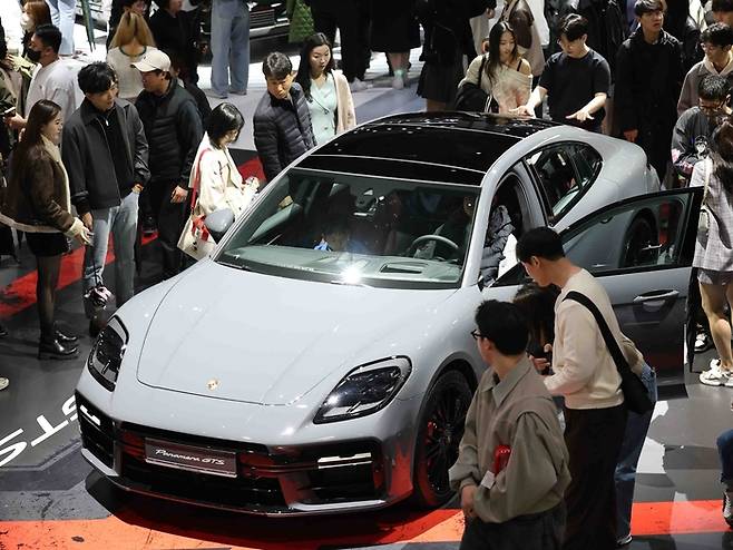 2025 서울모빌리티쇼에 전시된 포르쉐 차량