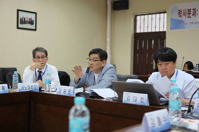 2018년 7월 연변대학 주최 학술회의에서 고인(가운데)이 발표하고 있다. 정용욱 명예교수 제공