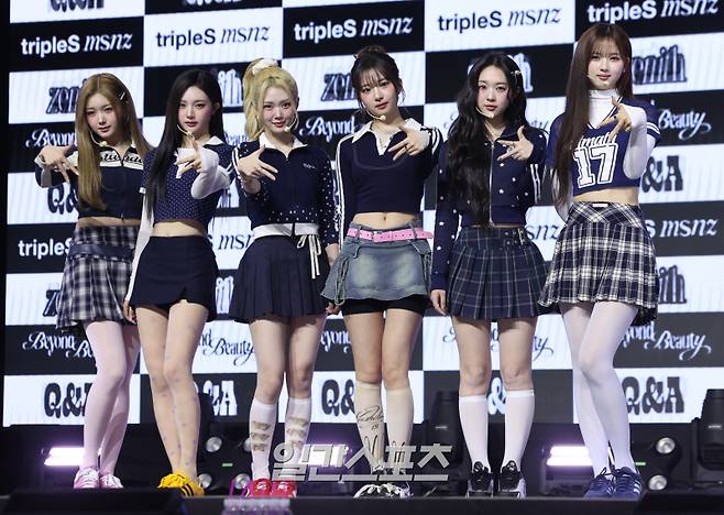 트리플에스 미소녀즈(msnz) 제니스가 24일 오후 서울 용산구 블루스퀘어에서 열린 새 앨범 'Beyond Beauty' 발매기념 쇼케이스에 참석해 포토타임을 갖고 있다. 트리플에스 미소녀즈는 네 가지 디멘션으로 나뉜다. moon은 설린과 지연, 소현, 카에데, 시온, 린으로, sun은 신위, 유연, 마유, 채원, 채연, 혜린으로 구성됐다. neptune에는 서연과 다현, 나경, 니엔, 코토네, 서아가, zenith에는 하연, 연지, 지우, 유빈, 주빈, 수민이 합류했다. 서병수 기자 qudtn@edaily.co.kr /2025.11.24/