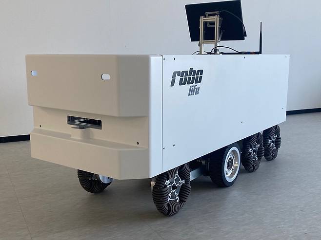 로보라이프의 반자율 환자이송 침상 로봇