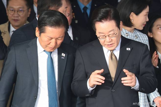 (성남=뉴스1) 이광호 기자 = 이재명 대통령이 17일 오전 주요 20개국(G20) 정상회의 참석을 계기로 아프리카와 중동 등 4개국 순방을 위해 경기 성남 서울공항에 도착, 정청래 더불어민주당 대표와 대화하며 공군1호기로 이동하고 있다. 2025.11.17/뉴스1 Copyright (C) 뉴스1. All rights reserved. 무단 전재 및 재배포, AI학습 이용 금지. /사진=(성남=뉴스1) 이광호 기자