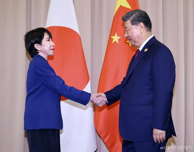 시진핑 중국 국가주석과 다카이치 사나에 일본 총리가 지난 10월31일 경주에서 아시아태평양경제협력체(APEC) 정상회의를 계기로 열린 정상회담에 앞서 악수하고 있다. / 사진=뉴시스