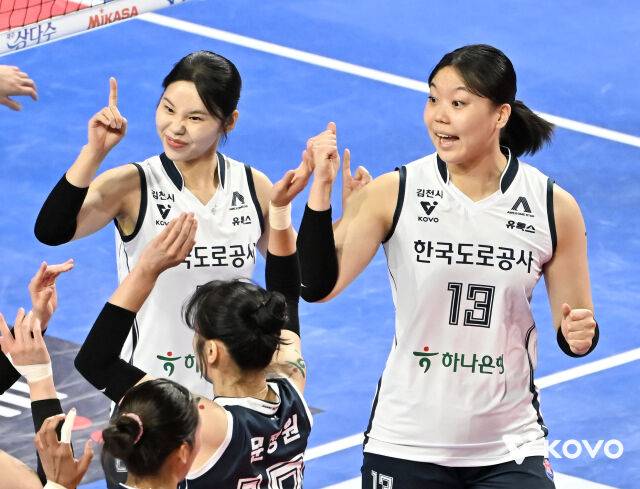 한국도로공사 이윤정과 이지윤./KOVO