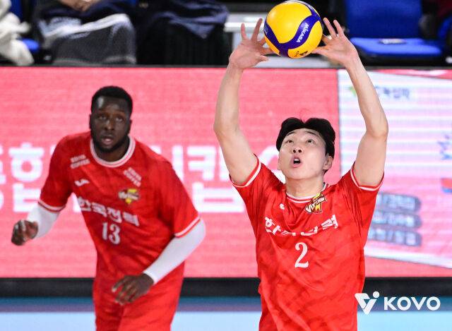 한국전력 베논과 김주영(오른쪽)./KOVO