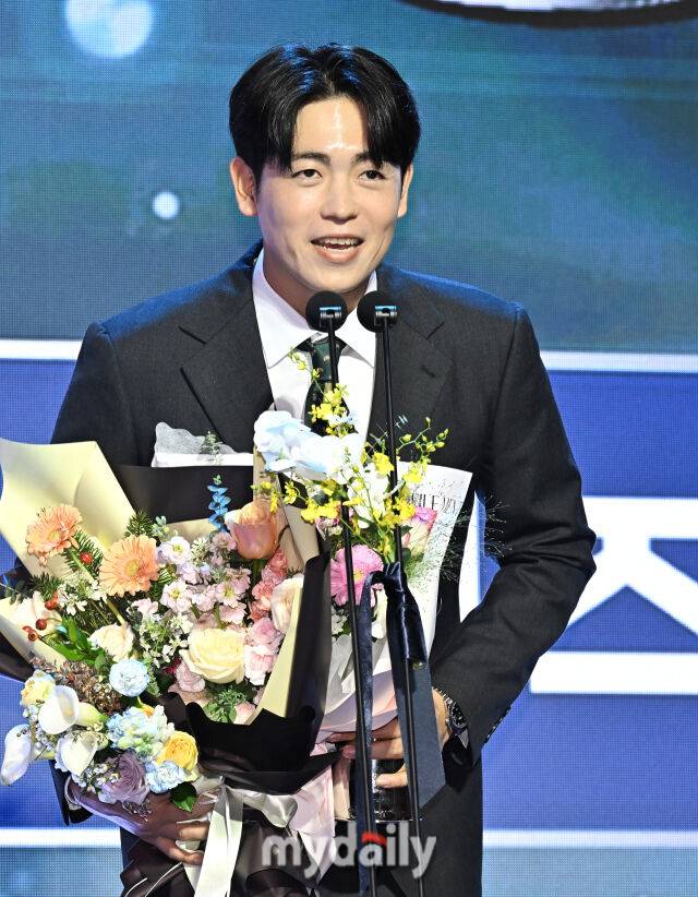 기아 타이거즈 이태양이 24일 오후 서울 잠실 롯데호텔 월드에서 진행된 '2025 KBO 시상식'에서 퓨쳐스리그 북부리그 승리상을 수상하고 있다. 'KBO 시상식'은 퓨처스리그 투·타 개인 부문별 1위 선수 시상을 시작으로 KBO 리그 투·타 개인 부문별 1위 선수, KBO 심판상, 각 포지션별 KBO 수비상, 신인상 및 MVP 시상으로 진행된다./잠실 = 송일섭 기자