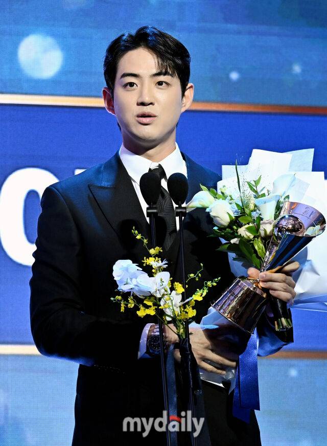 삼성 구자욱이 24일 오후 서울 잠실 롯데호텔 월드에서 진행된 '2025 KBO 시상식'에서 득점상을 수상하고 있다. 'KBO 시상식'은 퓨처스리그 투·타 개인 부문별 1위 선수 시상을 시작으로 KBO 리그 투·타 개인 부문별 1위 선수, KBO 심판상, 각 포지션별 KBO 수비상, 신인상 및 MVP 시상으로 진행된다./잠실=송일섭 기자