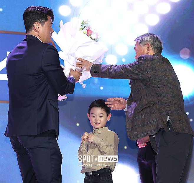 ▲ 왼쪽부터 노경은, 노경은의 아들, 노경은의 부친 ⓒ곽혜미 기자