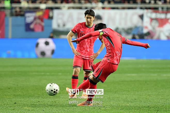 ▲ 경기 막판 드라마를 손흥민이 또 만들었다. 후반 추가시간 9분이 주어진 가운데 상대 트리스탄 블랙먼의 퇴장으로 프리킥이 선언됐다. 위치는 열흘 전 한국 대표팀 경기에서 손흥민이 볼리비아를 상대로 직접 넣었던 지점이었다. 그리고 보란듯이 또 성공했다.