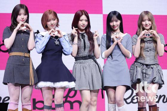 그룹 리센느가 25일 오후 서울 영등포구 명화라이브홀에서 열린 미니 3집 'lip bomb' 쇼케이스 무대 올라 포토타임을 갖고 있다. 박세완 엔터뉴스팀 기자 park.sewan@jtbc.co.kr