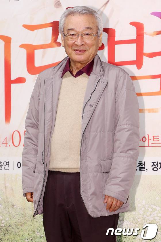 배우 이순재가 3일 오후 서울 종로구 동숭아트센터에서 열린 연극열전 다섯 번째 시리즈 '사랑별곡' 제작발표회에 참석해 포즈를 취하고 있다. (뉴스1 DB) 2014.4.3 /뉴스1