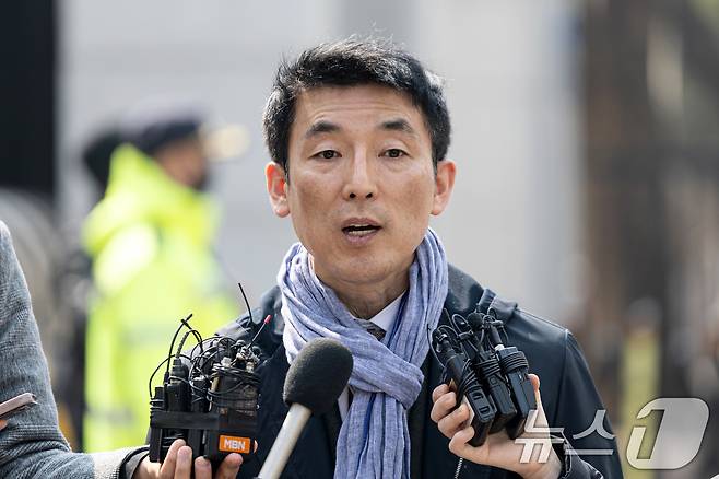 '서부지법 난동 사태' 가담자들의 첫 재판일인 10일 오전 서울 마포구 서울지방법원 앞에서 가담자 측 이하상 변호사가 오전 재판을 마치고 입장을 밝히고 있다. 2025.3.10/뉴스1 ⓒ News1 이승배 기자