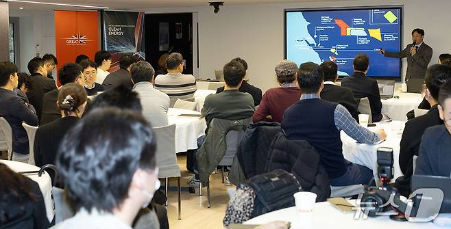 주한영국대사관이 25일 행사를 열고 부유식 해상풍력 발전 가이드 2025 웹사이트 한국어 버전을 공개하고 있다. (주한영국대사관)