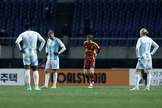 광주월드컵경기장/ K리그1/ 파이널B/ 광주FC vs 울산HDFC/ 울산 트로야크,단체/ 경기종료/ 패배/ 아쉬움/ 사진 김재훈