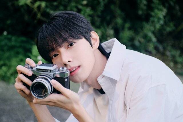 가수 최립우가 25일 공식 소셜 미디어에 싱글 'SWEET DREAM'의 두 번째 콘셉트 포토를 공개했다./FNC엔터테인먼트