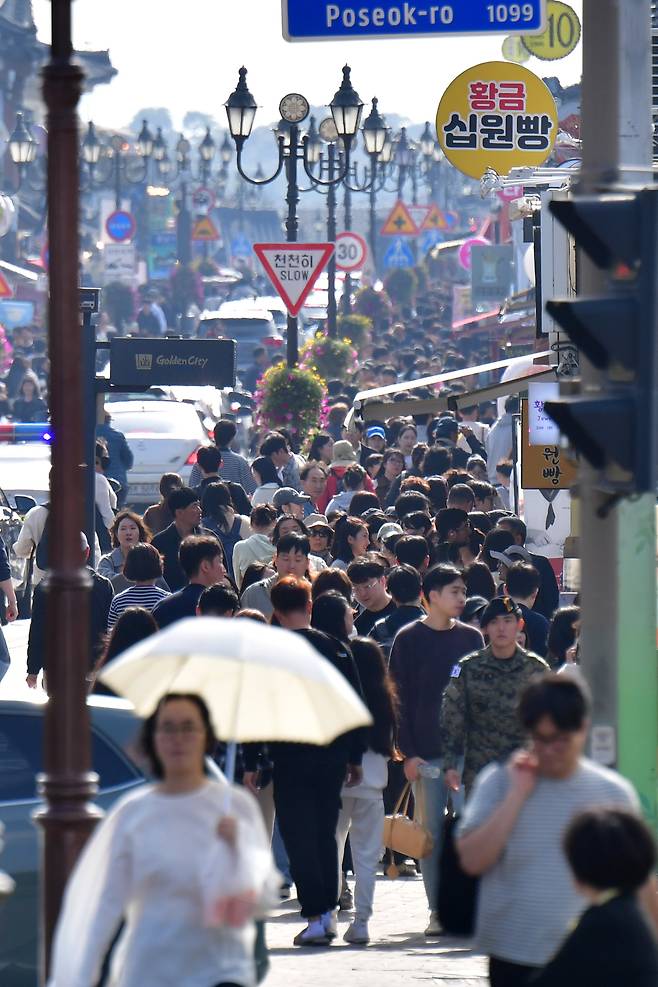지난 9일 경북 경주시 관광명소로 알려진 황리단길 곳곳이 관광객들로 붐비고 있다. /뉴스1