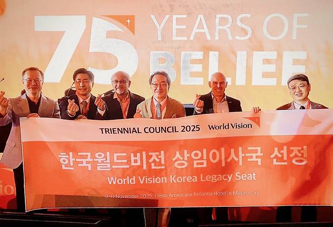 한국월드비전의 상임이사국 선정을 축하하며 (왼쪽부터) 김승욱 한국월드비전 이사, 박노훈 한국월드비전 이사장, 이반 사탸브라타(Ivan Satyavrata) 국제월드비전 이사장, 조명환 한국월드비전 회장, 앤드류 몰리(Andrew Morley) 국제월드비전 총재, 김진백 한국·국제월드비전 이사가 기념촬영을 하고 있다. 월드비전 제공