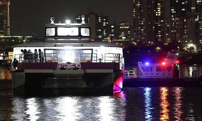 15일 서울 한강버스가 서울 송파구 잠실선착장 인근 강바닥에 걸려 멈추자 한강경찰대 선박이 옆에 접안해 있다. 배에 탑승해 있던 승객 80여명은 소방 당국과 서울경찰청 한강경찰대가 출동해 구조됐다. 연합뉴스