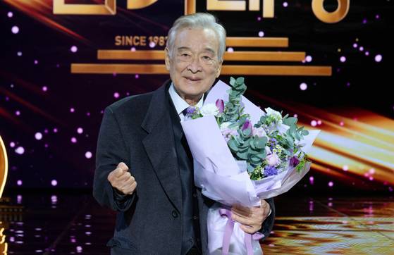 '2024 KBS 연기대상'에서 대상을 수상했을 때의 배우 이순재 모습. 사진 연합뉴스
