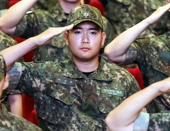 이재용 삼성전자 회장의 장남 이지호씨가 지난 9월 경남 창원시 진해구 해군사관학교 웅포 강당에서 열린 '제139기 해군 사관후보생 입교식'에서 경례하는 모습. 연합뉴스