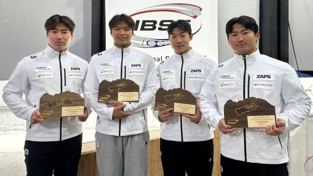 ▲ 한국 봅슬레이 국가대표팀 선수단이 23일(현지 시간) 이탈리아 코르티나담페초에서 열린 2025-2026 IBSF 월드컵 1차 대회 남자 4인승 경기에서 3위에 입상한 뒤 기념촬영하고 있다. 대한봅슬레이스켈레톤경기연맹 제공